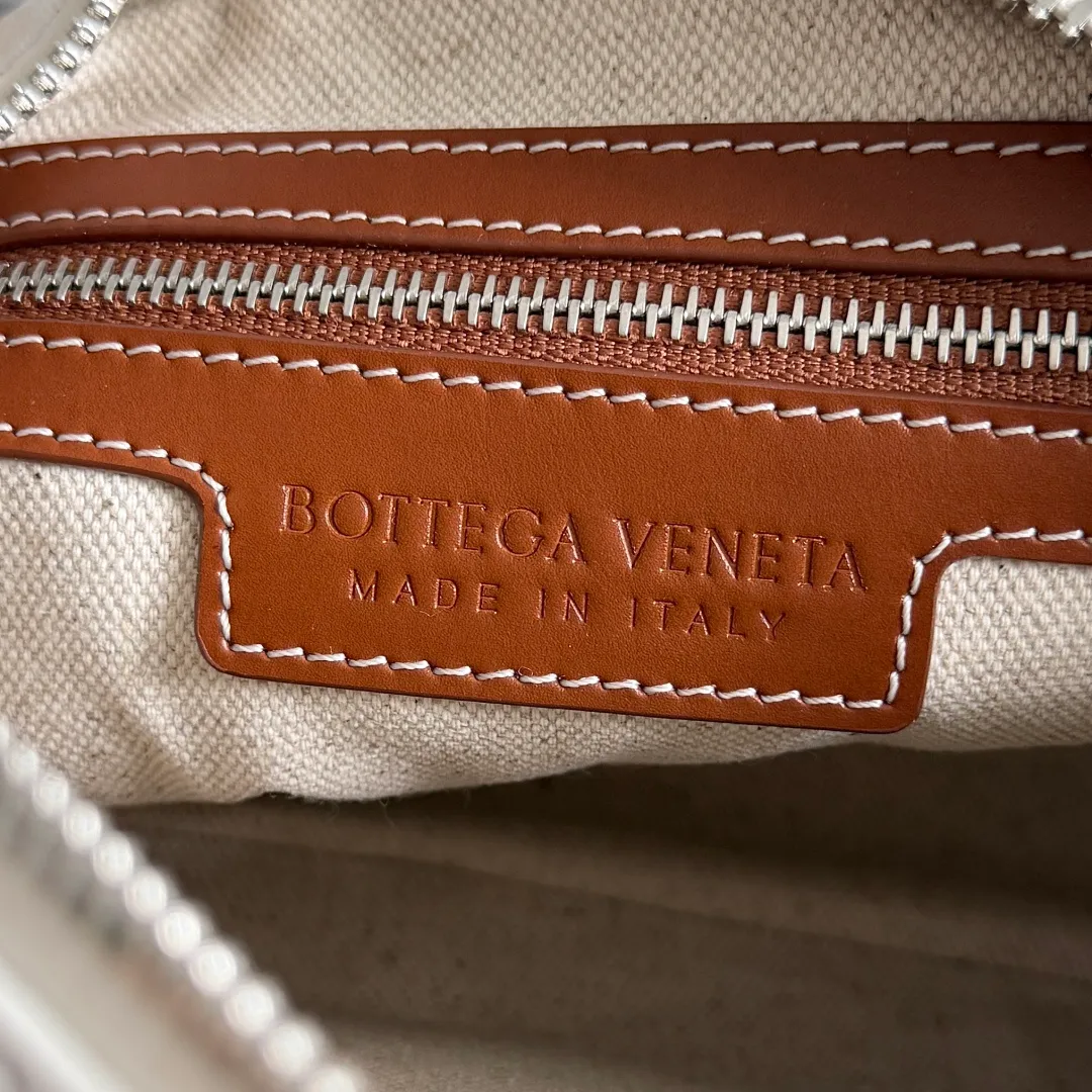Batch 1820 BOTTEGA VENETA small INTRECCIATO woven camera bag This bv classic camera bag is a further evolution of classic woven technology, combining practicality and fashion, perfectly meeting multi-purpose needs! Classic leather handmade. Lightweight and large capacity. The shoulder strap is removable and adjustable. In addition to being worn cross-body, it can also be placed in the suitcase as a toiletry bag. It is very convenient for daily storage and classification. It also has hanging accessories to show your personality. No matter how complicated the world is, as long as you have a bag with you, everything will become better. Style number: 755923 Size: 24.5*15*6cm